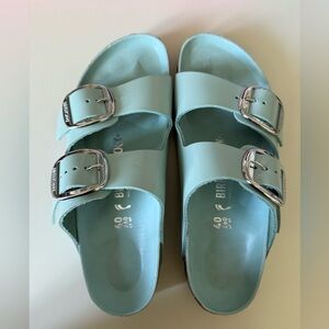 Birkenstock Arizona Droplet Buckle
Natural Leather Patent
Size 40
Blue
Worn ONCE